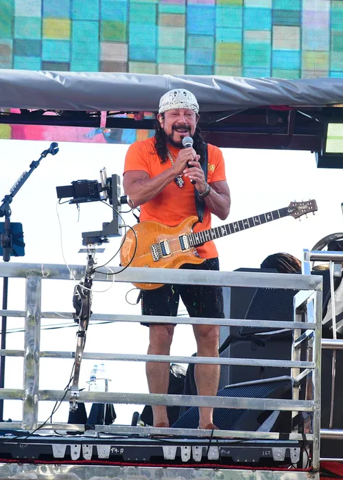 
					Trio de Bell Marques quebra, é substituído e atrasa saída do Camaleão
				
				