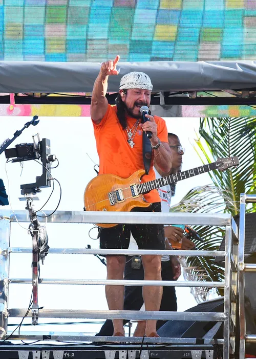 
					Trio de Bell Marques quebra, é substituído e atrasa saída do Camaleão
				
				