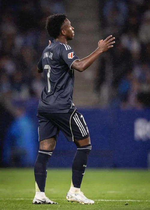 
					Vini Jr ganha presente do Real Madrid após término com Virginia
				
				