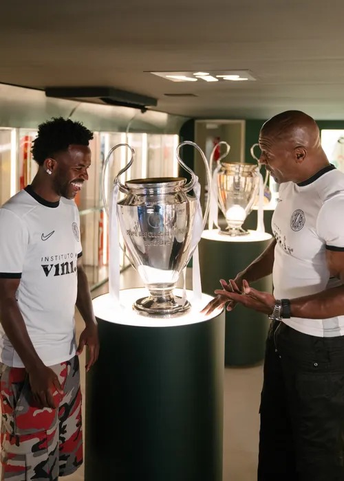 
					Vini Jr manda recado a Haaland em novo encontro com Terry Crews
				
				