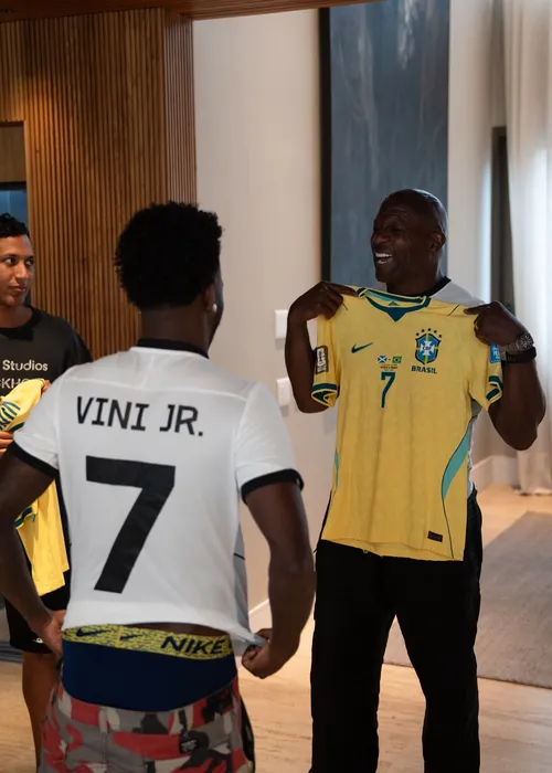 
					Vini Jr manda recado a Haaland em novo encontro com Terry Crews
				
				