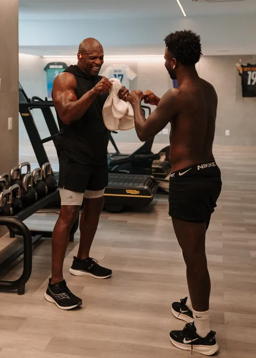 
					Vini Jr manda recado a Haaland em novo encontro com Terry Crews
				
				