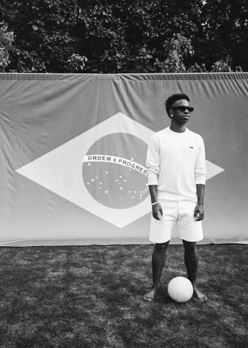
					Vini Jr. posa no Rio após término com Virginia e web debocha
				
				