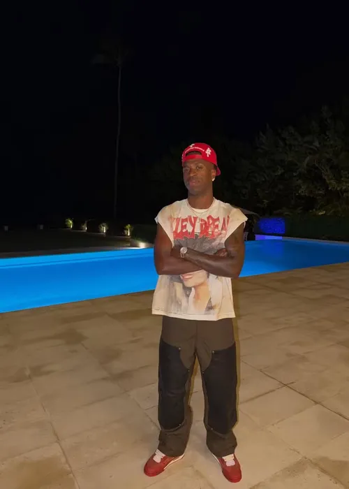 
					Vini Jr. posa no Rio após término com Virginia e web debocha
				
				