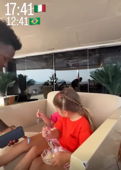 
					Vini Jr surge brincando com filhas de Virginia em iate luxuoso
				
				
