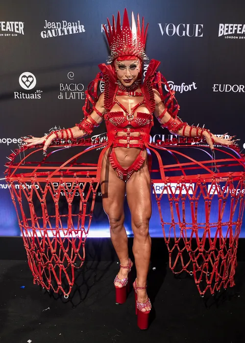 
					Virginia deixa Baile da Vogue mais cedo após perrengue; veja looks
				
				