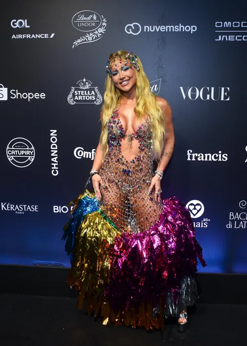 
					Virginia deixa Baile da Vogue mais cedo após perrengue; veja looks
				
				