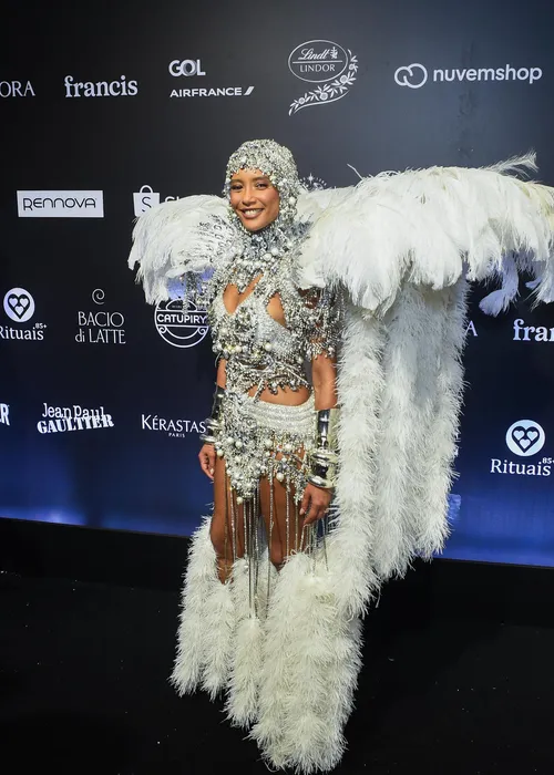 
					Virginia deixa Baile da Vogue mais cedo após perrengue; veja looks
				
				