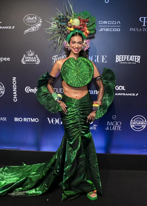 
					Virginia deixa Baile da Vogue mais cedo após perrengue; veja looks
				
				