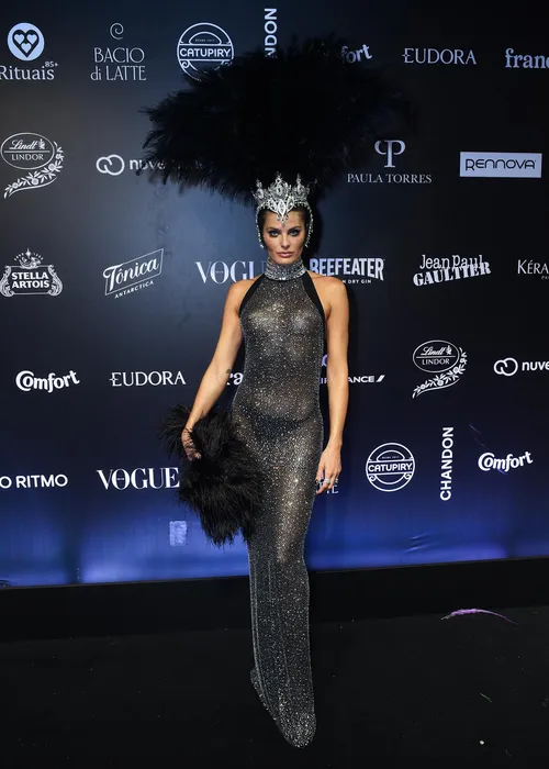 
					Virginia deixa Baile da Vogue mais cedo após perrengue; veja looks
				
				