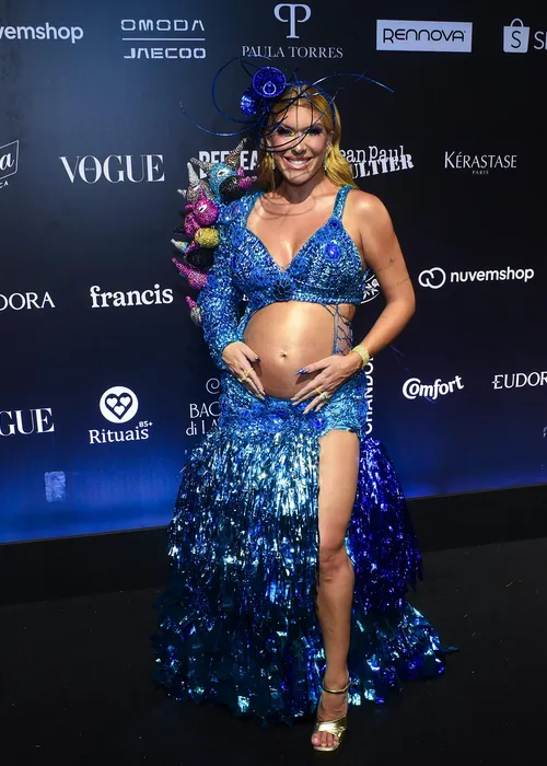 
					Virginia deixa Baile da Vogue mais cedo após perrengue; veja looks
				
				