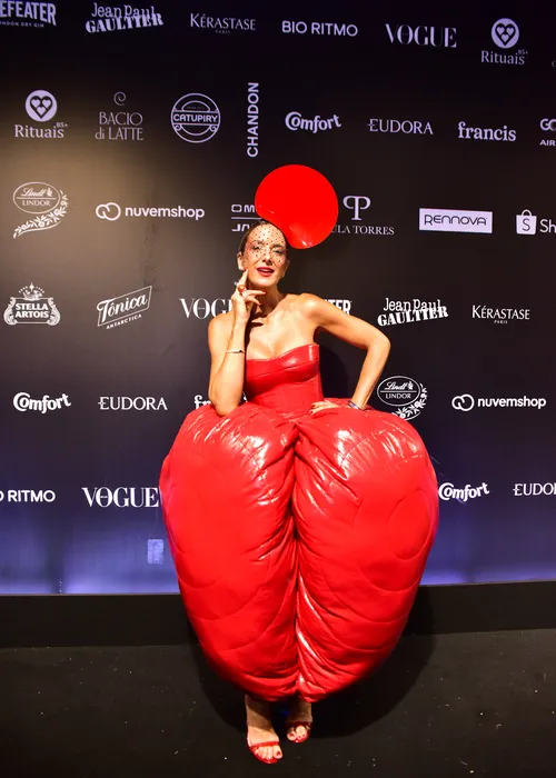 
					Virginia deixa Baile da Vogue mais cedo após perrengue; veja looks
				
				