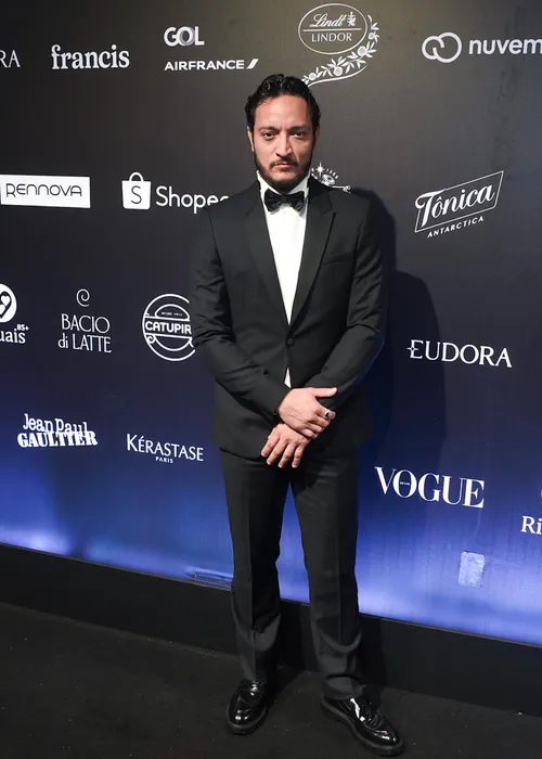 
					Virginia deixa Baile da Vogue mais cedo após perrengue; veja looks
				
				