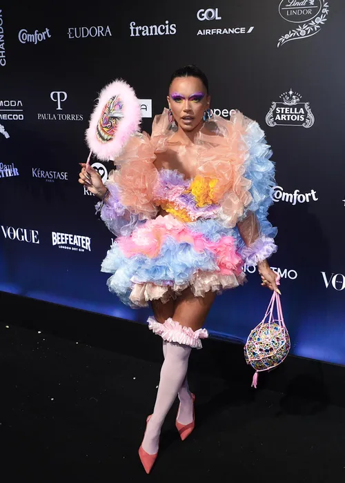 
					Virginia deixa Baile da Vogue mais cedo após perrengue; veja looks
				
				