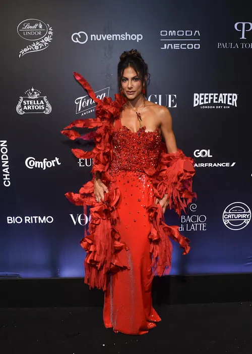 
					Virginia deixa Baile da Vogue mais cedo após perrengue; veja looks
				
				