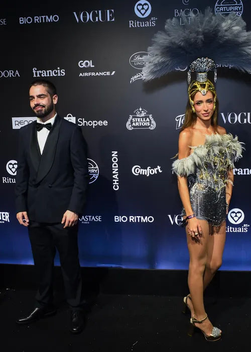 
					Virginia deixa Baile da Vogue mais cedo após perrengue; veja looks
				
				