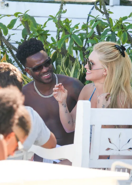 
					Virginia e Vini Jr beijam muito em praia do RJ após reconciliação
				
				