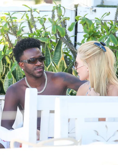 
					Virginia e Vini Jr beijam muito em praia do RJ após reconciliação
				
				