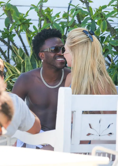 
					Virginia e Vini Jr beijam muito em praia do RJ após reconciliação
				
				
