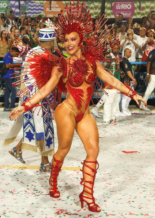 
					Zé Felipe reage ao desfile de Virginia e expõe mensagem: 'Coragem'
				
				