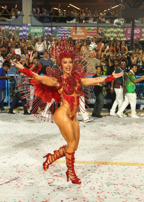 
					Zé Felipe reage ao desfile de Virginia e expõe mensagem: 'Coragem'
				
				