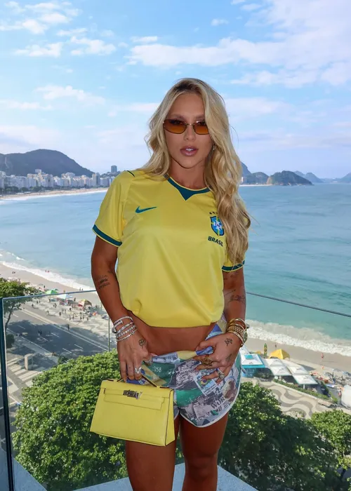 
					Virginia ostenta acessório de luxo milionário para jogo do Brasil
				
				