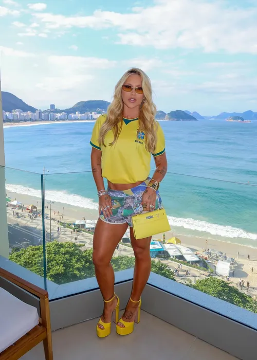 
					Virginia ostenta acessório de luxo milionário para jogo do Brasil
				
				