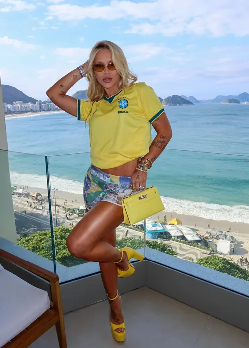
					Virginia ostenta acessório de luxo milionário para jogo do Brasil
				
				