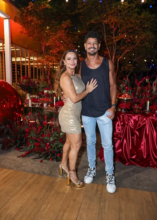 
					Viviane Araújo comemora 51 anos com marido gato e presença inesperada
				
				