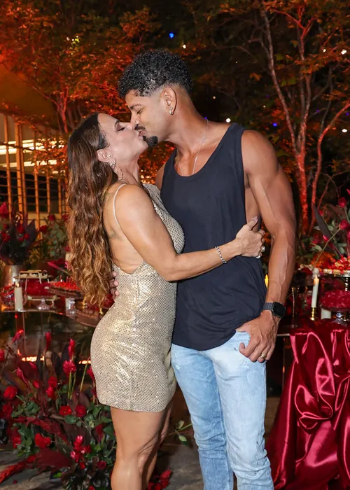
					Viviane Araújo comemora 51 anos com marido gato e presença inesperada
				
				