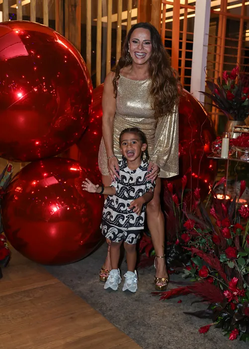 
					Viviane Araújo comemora 51 anos com marido gato e presença inesperada
				
				