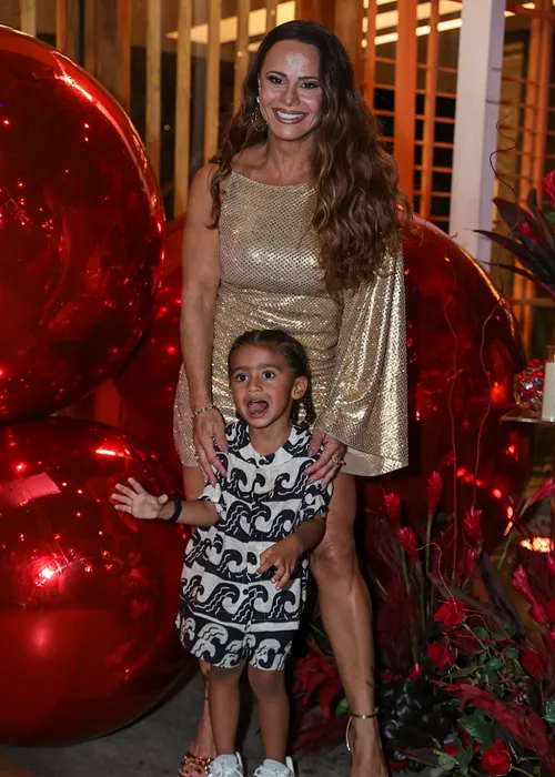 
					Viviane Araújo comemora 51 anos com marido gato e presença inesperada
				
				