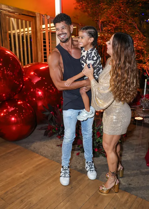 
					Viviane Araújo comemora 51 anos com marido gato e presença inesperada
				
				