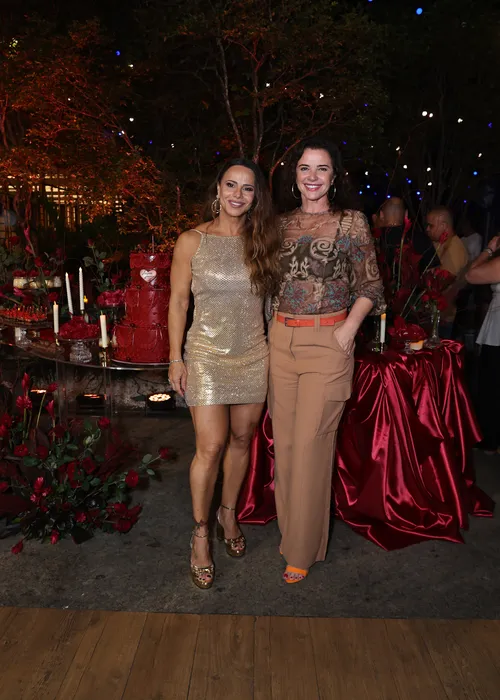 
					Viviane Araújo comemora 51 anos com marido gato e presença inesperada
				
				