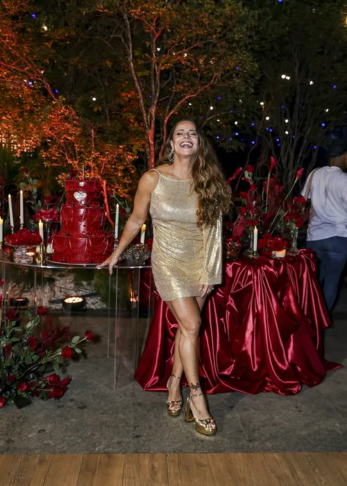 
					Viviane Araújo comemora 51 anos com marido gato e presença inesperada
				
				