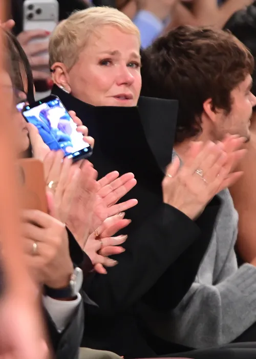 
					Xuxa e Bruna Marquezine choram em desfile de Sasha Meneghel; FOTOS
				
				