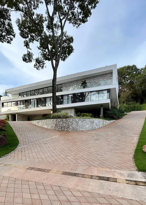 
					Zé Felipe põe mansão que morou com Virginia à venda; valor impressiona
				
				