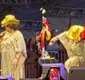 
                  Alcione sofre queda em palco durante apresentação; assista