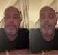 
                  Alex Escobar reaparece após susto ao vivo e revela resultado de exames