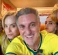 
                  Angélica exibe fotos inéditas dos filhos na Copa do Mundo; veja