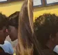 
                  Bruna Marquezine e Shawn Mendes trocam beijos românticos em jantar