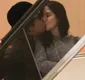 
                  Djavan dá beijão em esposa durante passeio de luxo no RJ; FOTOS