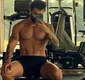 
                  Gusttavo Lima sensualiza sem camisa e esposa manda indireta