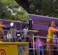 
                  Ivete Sangalo interrompe trio e promete pagar prejuízo após briga