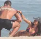 
                  Jade Picon e namorado se enrolam na areia e esbanjam boa forma