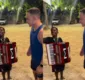 
                  João Gomes impressiona ao presentear menino com sanfona e faz promessa