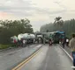 
                  Motorista morre em batida entre carreta e ônibus de trabalhadores