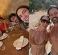 
                  Patricia Abravanel surpreende com fotos de bíquini ao lado de marido