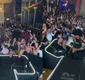
                  Pocah e dançarinas caem após palco quebrar no meio em show; VÍDEO