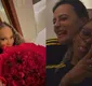 
                  Rebeca Andrade surge em clima romântico com empresária e ganha buquê